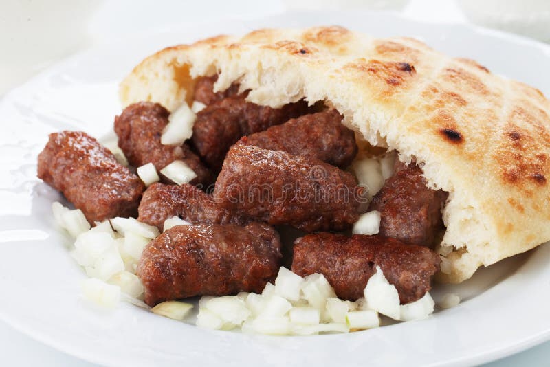 Cevapcici, bosnisk köttfärsspett royaltyfri fotografi