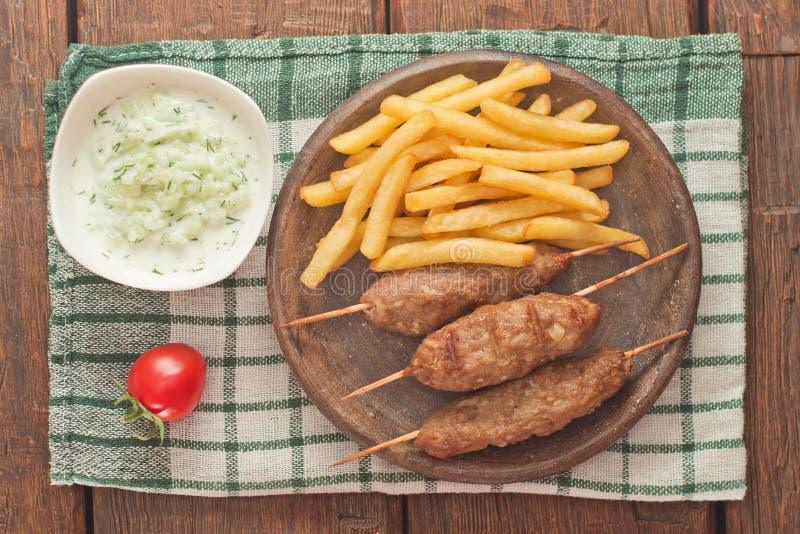 Cevapcici z tzatziki Tradycyjny Bałkański naczynie zdjęcie royalty free Cevapcici z tzatziki Tradycyjny Bałkański naczynie zdjęcie royalty free