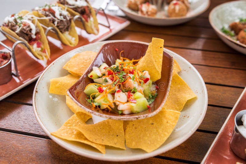 Ceviche del camarón con nachos del maíz fotos de archivo libres de regalías Ceviche del camarón con nachos del maíz fotos de archivo libres de regalías