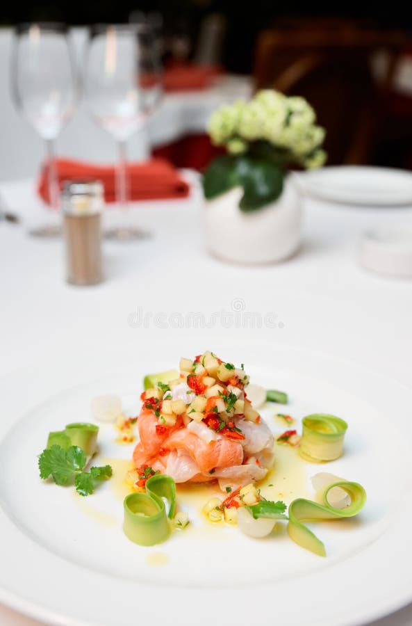 Ceviche della spigola e del salmone fotografia stock libera da diritti Ceviche della spigola e del salmone fotografia stock libera da diritti