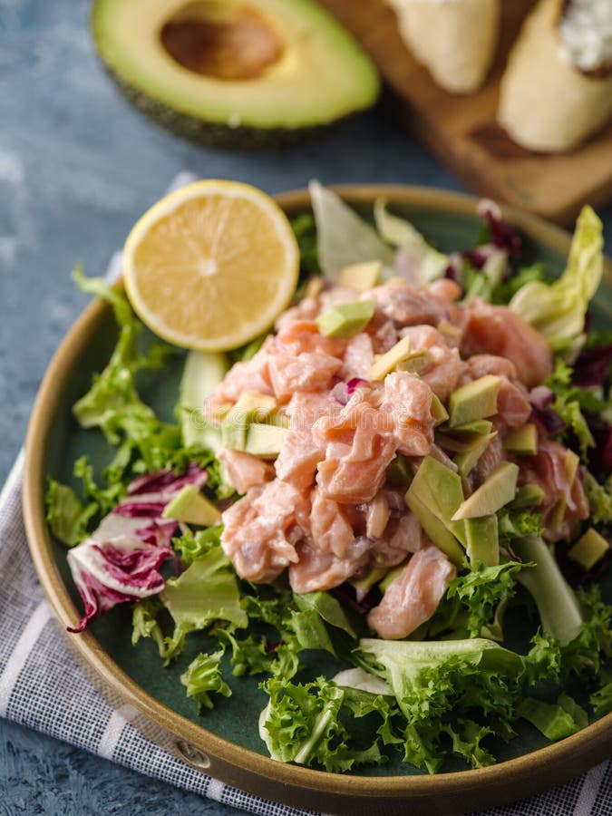 Ceviche is een traditionele schotel van Peru Zalm in lem wordt gemarineerd die stock foto's Ceviche is een traditionele schotel van Peru Zalm in lem wordt gemarineerd die stock foto's