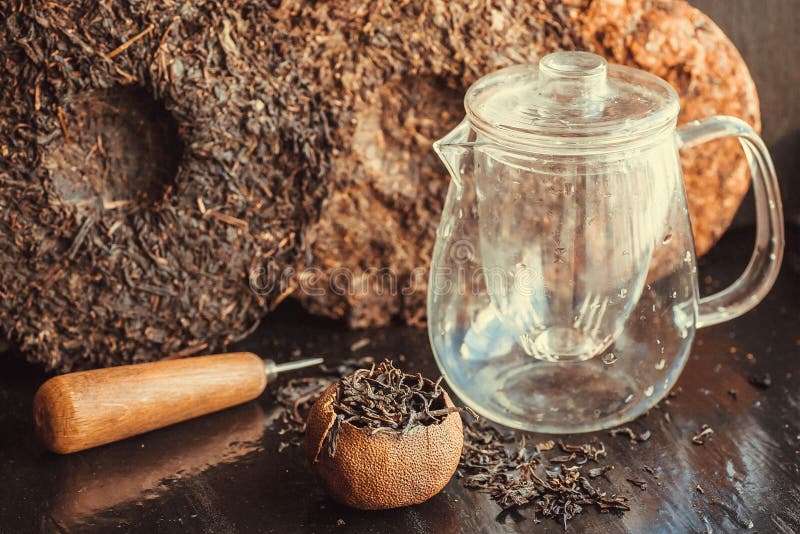 Bolo de chá pu-erh e faca para cerimônia de bebida.