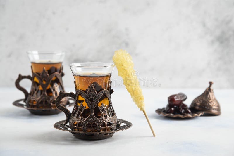 Perto do jogo de chá turco. doces doces e chás perfumados