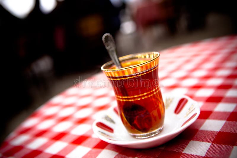 Foto de Chá Turco Em Vidros Tradicionais Na Tabela Jogo De Chá Turco  Tradicional Copo De Vidro Do Chá Teapot Pintado e mais fotos de stock de  Alimentação Saudável - iStock