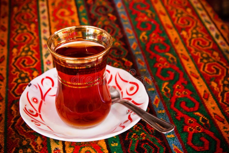 Foto de Chá Turco Em Vidros Tradicionais Na Tabela Jogo De Chá Turco  Tradicional Copo De Vidro Do Chá Teapot Pintado e mais fotos de stock de  Alimentação Saudável - iStock