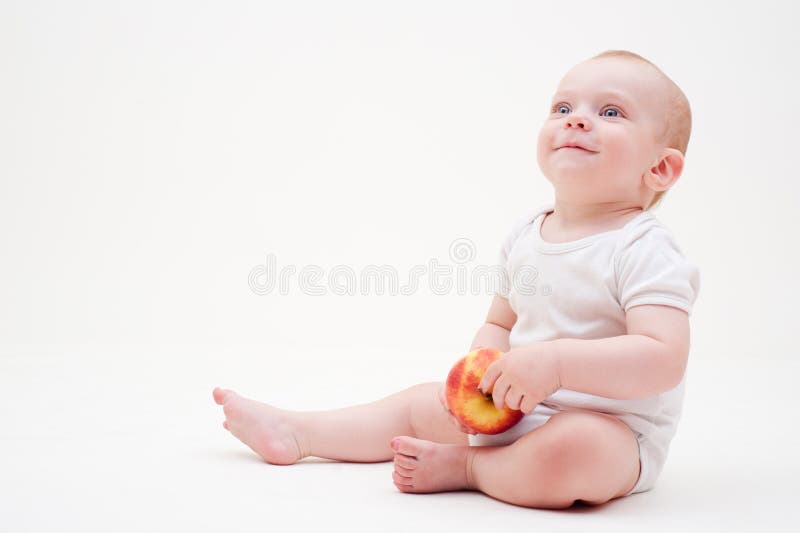 Enfant En Bas âge Infantile De Bébé D'enfant De 8 Mois S'asseyant Dans Le  Jeu Noir De Chemise Avec Le Jouet En Bois Image stock - Image du sain,  gens: 115844593