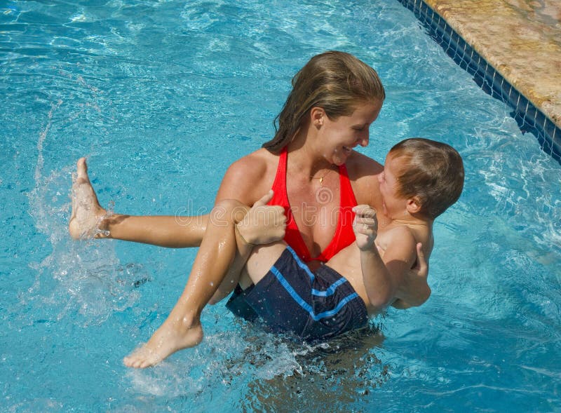 Мальчики в бассейне. Мальчик и девочка в бассейне. Женщина в бассейне держит ребенка. Женщина с мальчиком в бассейне. My sister swimming
