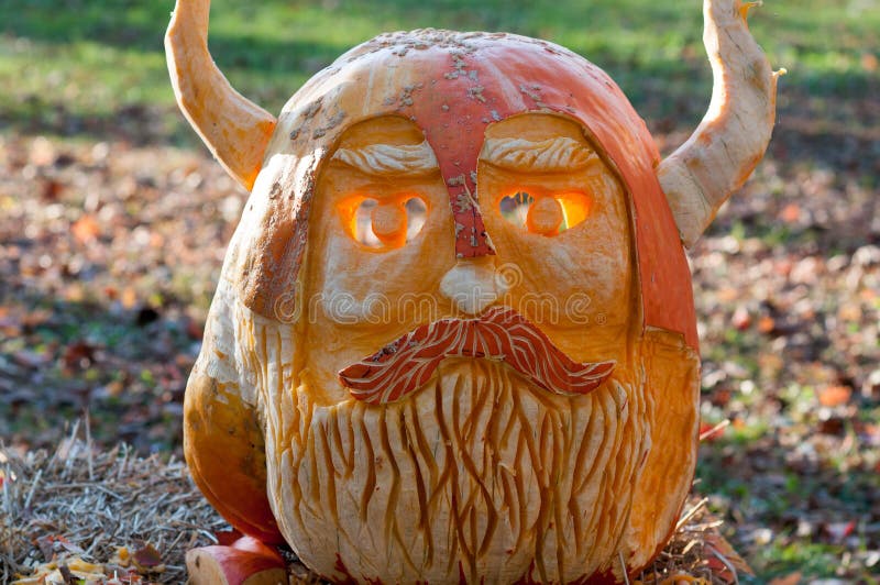 CHADDS FORD, PA - 26 DE OUTUBRO: Viking Pumpkin na grande abóbora Carve que cinzela a competição o 26 de outubro de 2013 fotografia de stock CHADDS FORD, PA - 26 DE OUTUBRO: Viking Pumpkin na grande abóbora Carve que cinzela a competição o 26 de outubro de 2013 fotografia de stock
