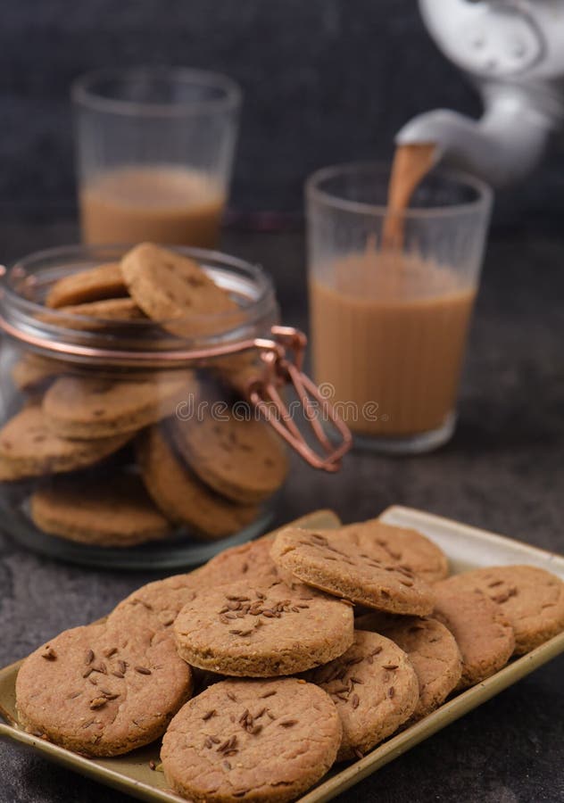 Chai de tăiat cu biscuiți și ceainic royalty free stock images