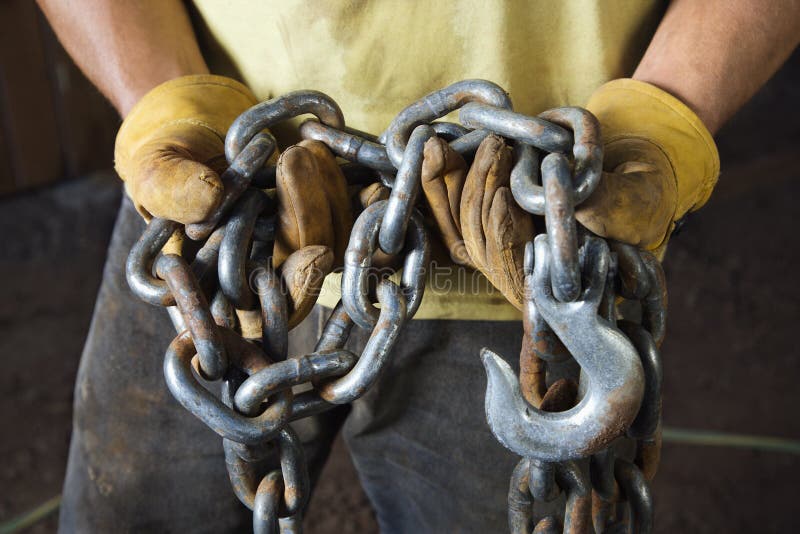 chain behandskadt rymma för händer royaltyfri foto chain behandskadt rymma för händer royaltyfri foto