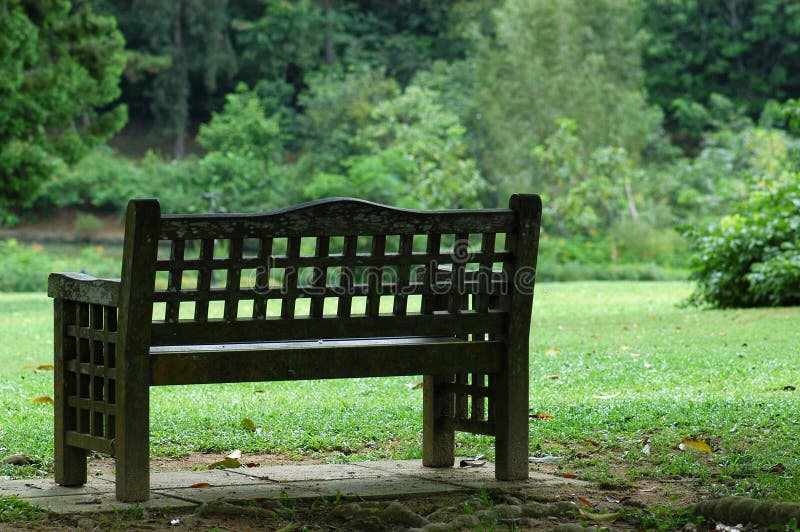 De madera sillas en parques.