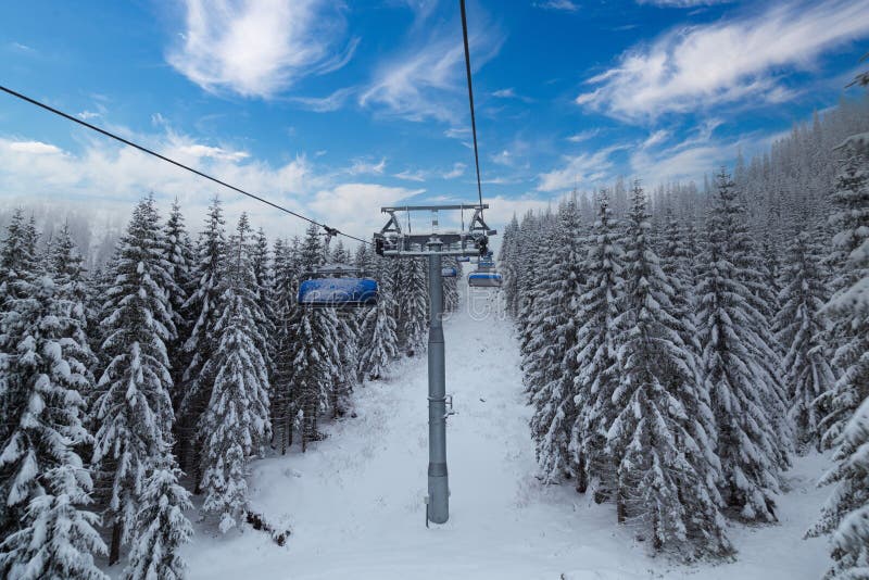 Sedačková lanovka na lyžařské středisko. Roháče - Spálená, Západní Tatry. Slovensko