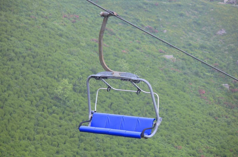 Chairlift στο βουνό το καλοκαίρι στοκ εικόνα με δικαίωμα ελεύθερης χρήσης Chairlift στο βουνό το καλοκαίρι στοκ εικόνα με δικαίωμα ελεύθερης χρήσης