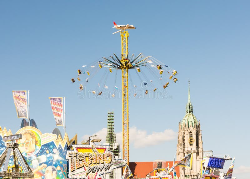 Chairoplane enorme al Oktoberfest a Monaco di Baviera fotografie stock Chairoplane enorme al Oktoberfest a Monaco di Baviera fotografie stock
