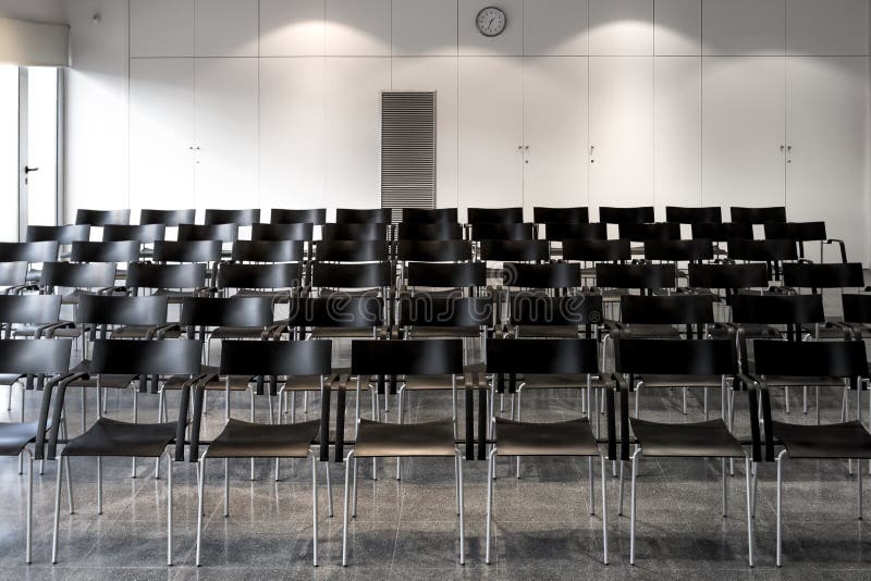 chairs tabellen för konferensmötelokal arkivbild chairs tabellen för konferensmötelokal arkivbild
