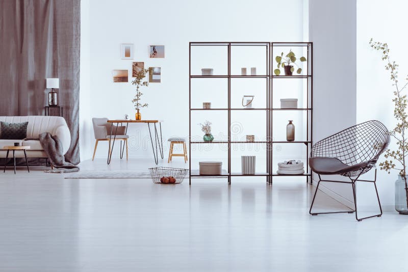 Chaise de concepteur dans le salon photographie stock Chaise de concepteur dans le salon photographie stock