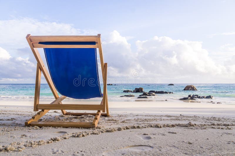 Chaise de plate-forme à la plage blanche dans Ko Lipe, Thaïlande photo libre de droits Chaise de plate-forme à la plage blanche dans Ko Lipe, Thaïlande photo libre de droits