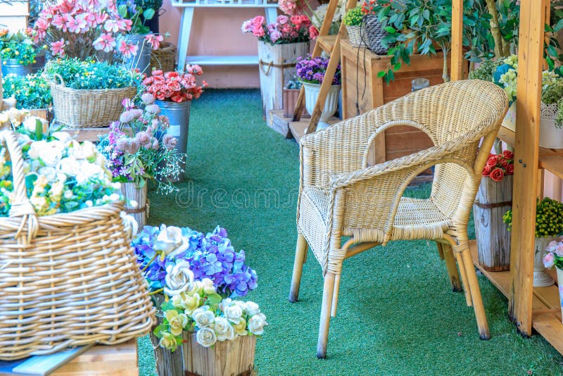 Chaise en bambou en bois dans la maison ou la maison avec la belle fausse fleur colorée photos stock Chaise en bambou en bois dans la maison ou la maison avec la belle fausse fleur colorée photos stock