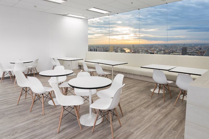 Chaise en bois blanche dans la salle à manger du bureau moderne avec des fenêtres images stock Chaise en bois blanche dans la salle à manger du bureau moderne avec des fenêtres images stock