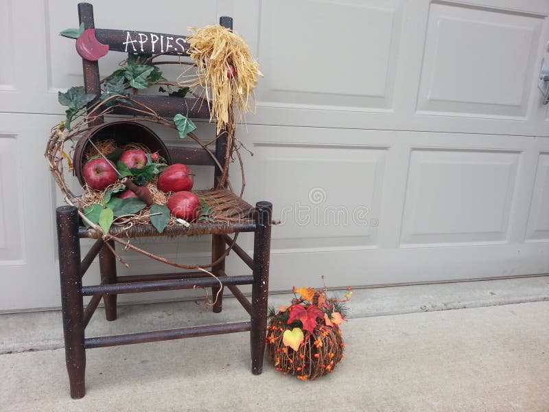 Download Chaise En Bois De Chute Avec Le Panier Des Pommes Photo stock - Image du avant, décoré: 45358796