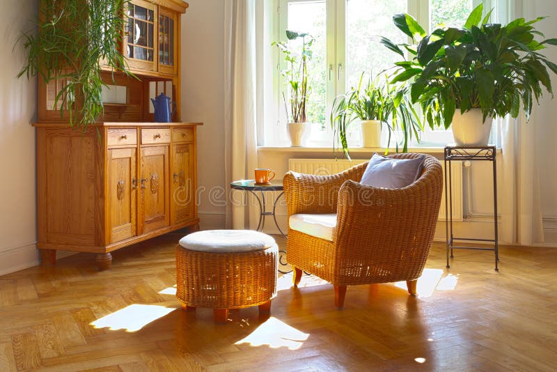 Chaise en osier de salon ensoleillé photos stock Chaise en osier de salon ensoleillé photos stock