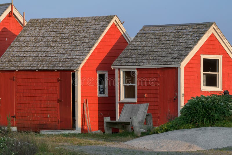 Chaise et cottages rouges images stock Chaise et cottages rouges images stock