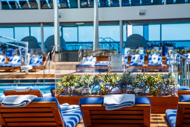 Chaise Lounges i den Spa pölen royaltyfri foto Chaise Lounges i den Spa pölen royaltyfri foto