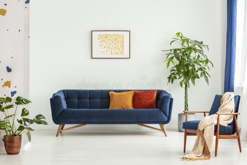 Chaise moderne de la moitié du siècle avec un sofa couvrant et grand avec les coussins colorés dans un intérieur spacieux de salo image libre de droits