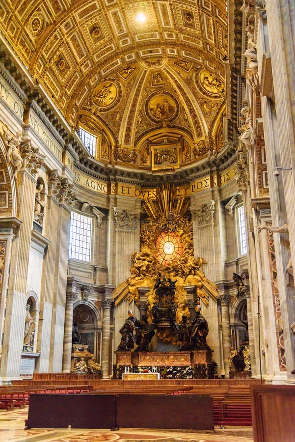 Chaise Pétri, autel de la chaise de St Peter Intérieur de la basilique de St Peter à Vatican photos stock Chaise Pétri, autel de la chaise de St Peter Intérieur de la basilique de St Peter à Vatican photos stock