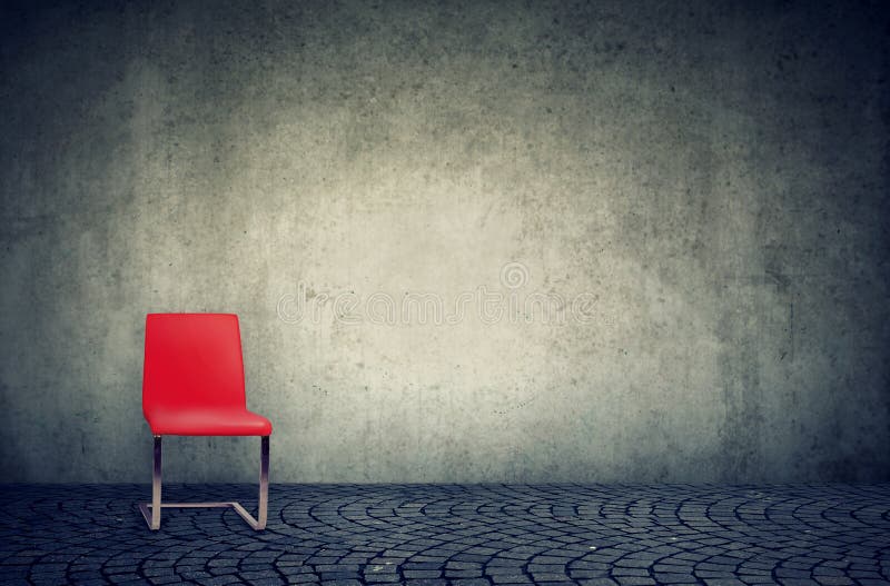 Chaise rouge dans le bureau vide de style minimaliste de grenier images stock Chaise rouge dans le bureau vide de style minimaliste de grenier images stock