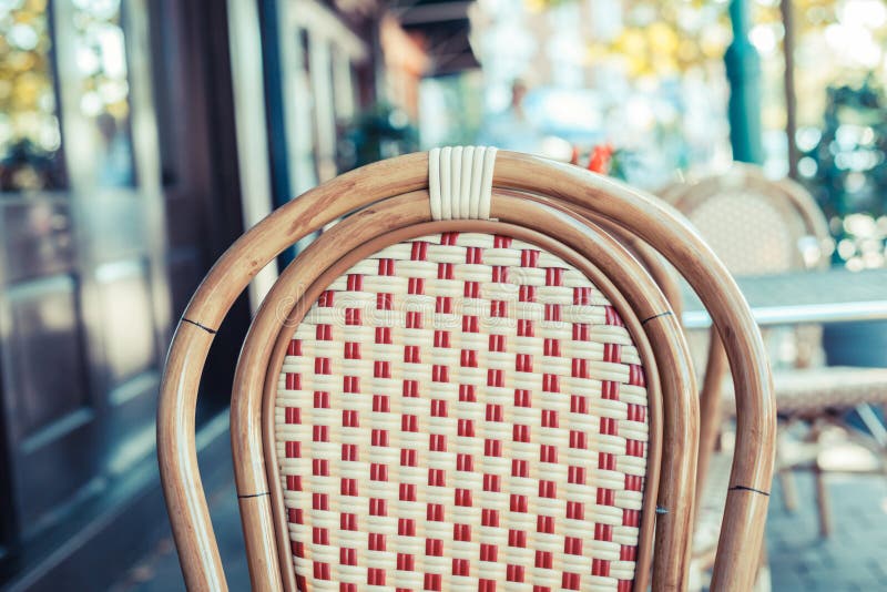 Chaise vide en dehors d'un café images stock Chaise vide en dehors d'un café images stock