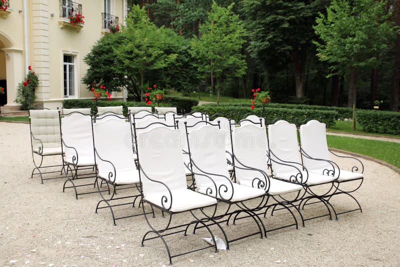 Chaises au concept de mariage de cérémonie de mariage image libre de droits Chaises au concept de mariage de cérémonie de mariage image libre de droits