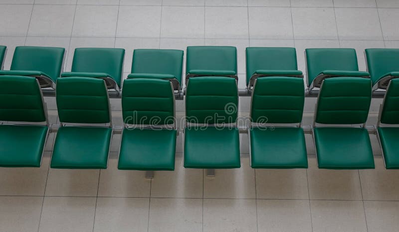 Chaises de attente à l'aéroport international images libres de droits Chaises de attente à l'aéroport international images libres de droits