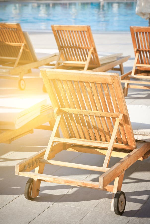 Chaises de Poolside d'hôtel images stock Chaises de Poolside d'hôtel images stock