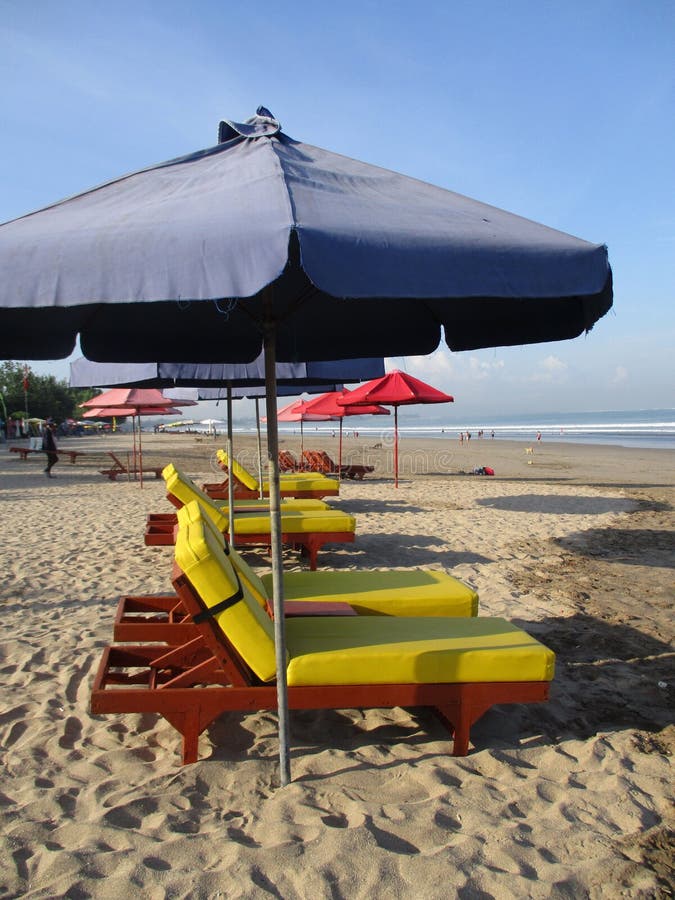 Chaises et parapluies photos libres de droits Chaises et parapluies photos libres de droits