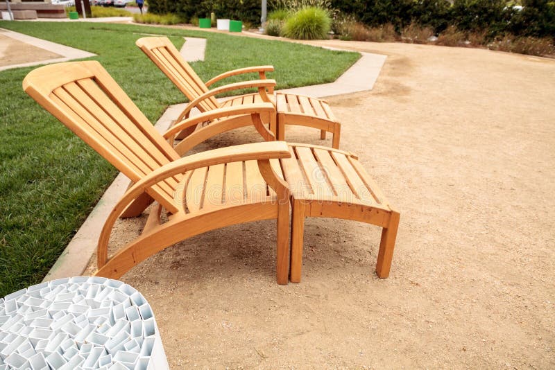 Chaises longues en bois de patio dans l'arrière-cour images stock Chaises longues en bois de patio dans l'arrière-cour images stock