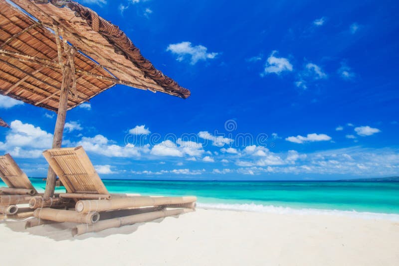 Chaises longues sous la tente sur la plage photo libre de droits Chaises longues sous la tente sur la plage photo libre de droits