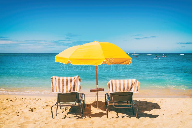 Chaises lounging de vacances de plage sous le fond de vacances de parapluie de soleil Voyage tropical d'?t?