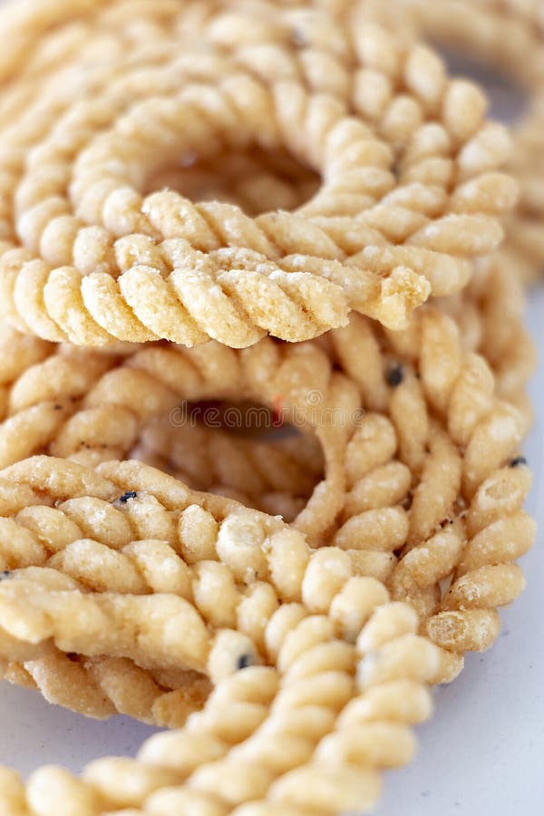 Chakli of van Murukku populair vegetarisch snack Zuid-India De spiraal vormde kernachtige gefrituurde snack Sluit omhoog Selectie royalty-vrije stock foto's Chakli of van Murukku populair vegetarisch snack Zuid-India De spiraal vormde kernachtige gefrituurde snack Sluit omhoog Selectie royalty-vrije stock foto's