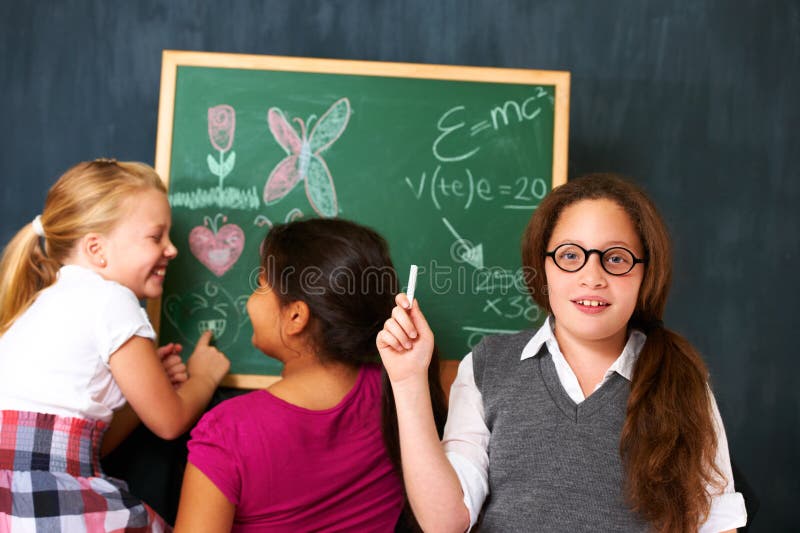 Chalboard e ritratto di bambini studenti che insegnano ad amici per una lezione o per un apprendimento. sorridi felice e ragazza immagine stock libera da diritti