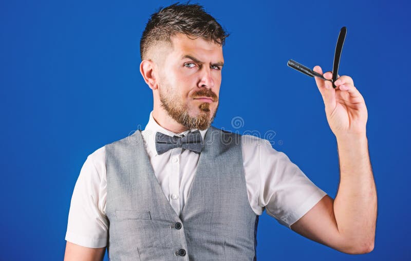 Chaleco del hombre con el fondo azul de la maquinilla de afeitar recta del control de la corbata de lazo Concepto del arte del vi imagenes de archivo Chaleco del hombre con el fondo azul de la maquinilla de afeitar recta del control de la corbata de lazo Concepto del arte del vi imagenes de archivo
