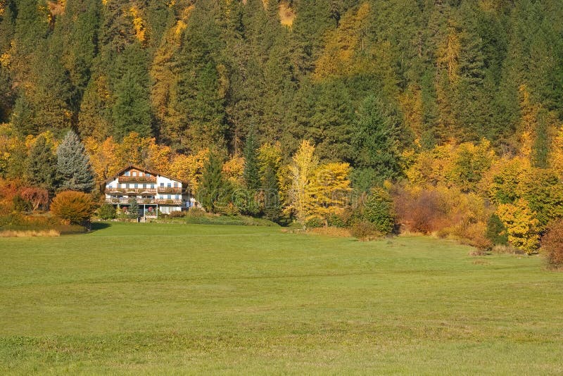 Chalet al piede delle montagne fotografie stock libere da diritti Chalet al piede delle montagne fotografie stock libere da diritti