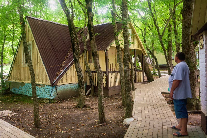 Chalet en bois dans la forêt. base touristique pour le voyageur. focalisation sélective image libre de droits