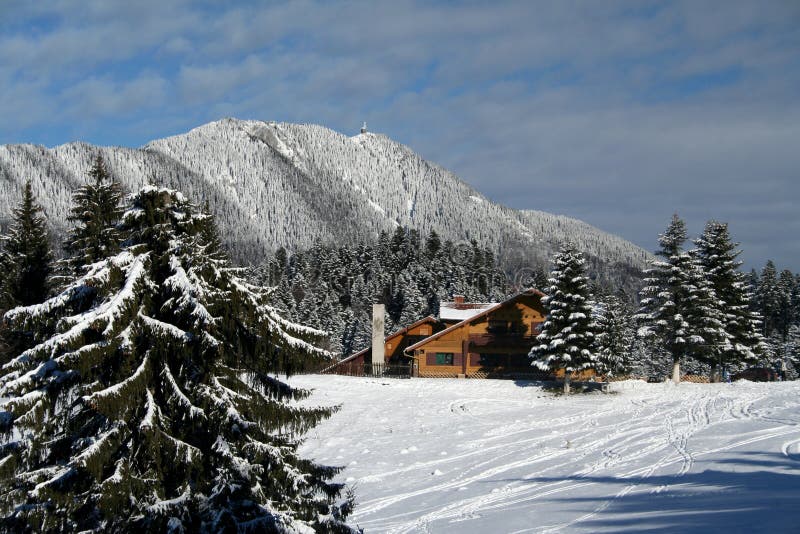 Hermoso refugio de montana en rumano montanas en.