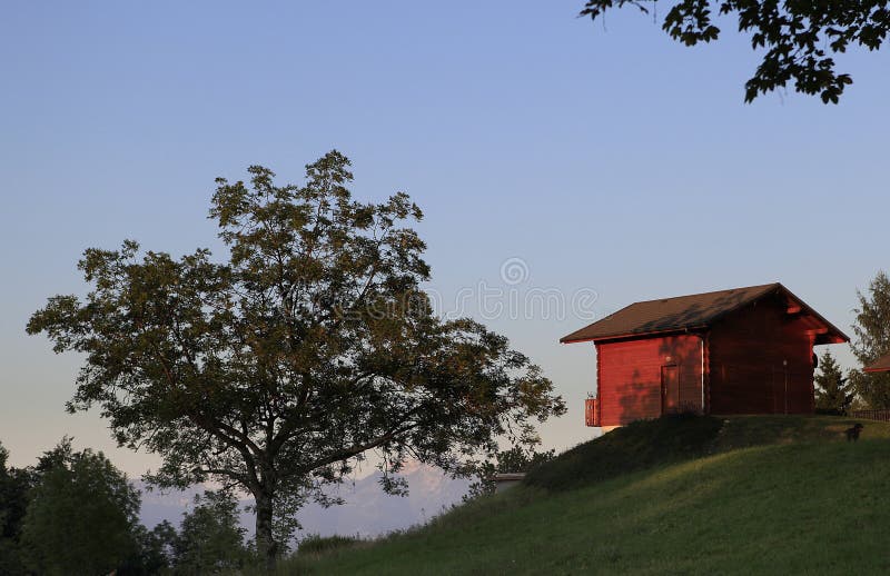 Un chalet nelle alpi immagine stock. Immagine di picco - 26912553