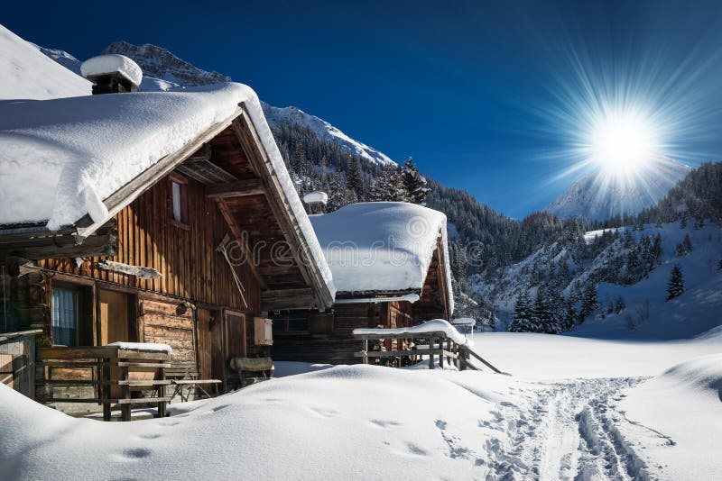 Chalet y cabina del esquí del invierno en montaña de la nieve