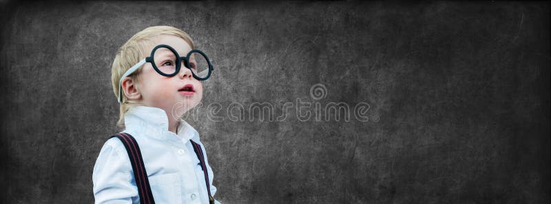 Chalking van kindprodigy de Achterschool van het Raadsconcept royalty-vrije stock fotografie Chalking van kindprodigy de Achterschool van het Raadsconcept royalty-vrije stock fotografie
