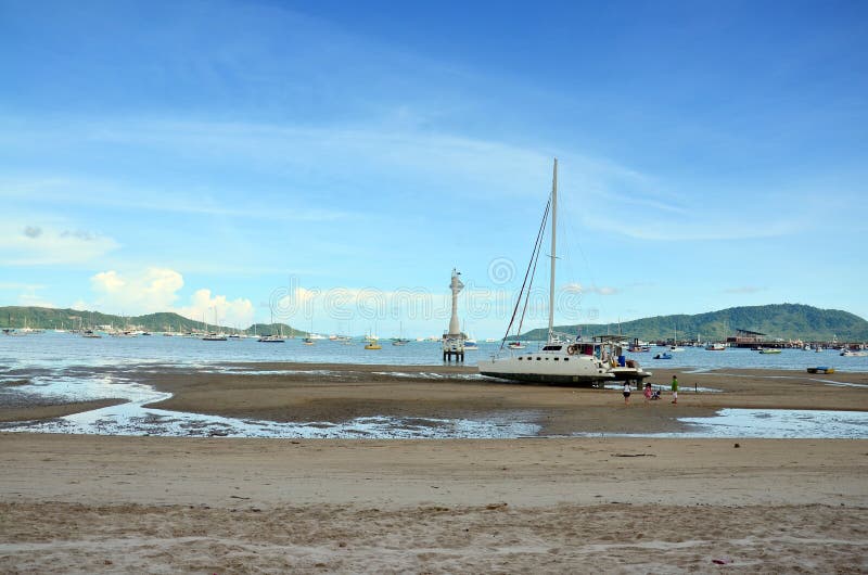 Chalong-Bucht-Pier wenn Wasserspiegel niedrig in Phuket Thailand lizenzfreies stockbild Chalong-Bucht-Pier wenn Wasserspiegel niedrig in Phuket Thailand lizenzfreies stockbild