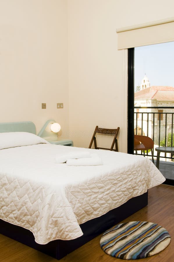 Chambre d'hôtel avec la vue de l'église larnaca Chypre photos libres de droits Chambre d'hôtel avec la vue de l'église larnaca Chypre photos libres de droits