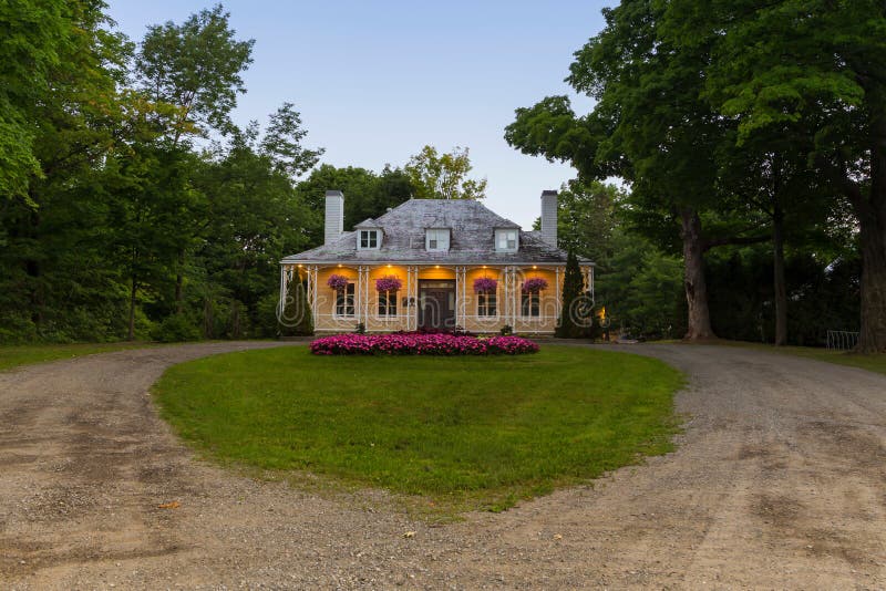 Chambre de Hamel-Bruneau et pelouse en forme de coeur dans la région de Sillery de Québec photos stock Chambre de Hamel-Bruneau et pelouse en forme de coeur dans la région de Sillery de Québec photos stock